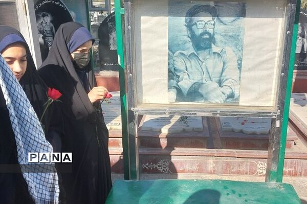 زیارت مزار شهید حسین فهمیده  به مناسبت روز بسیج دانش‌آموزی ناحیه 2 ری