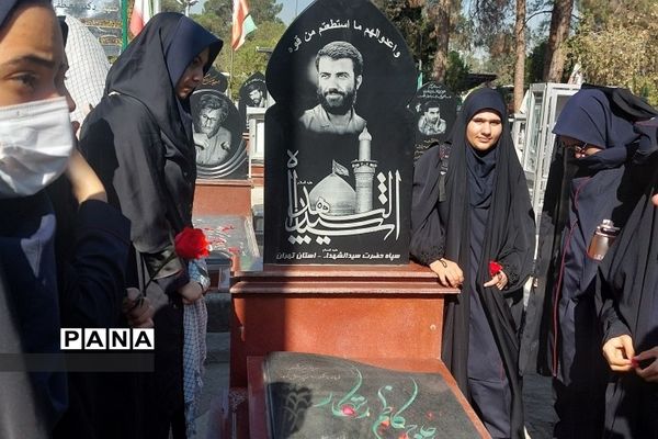 زیارت مزار شهید حسین فهمیده  به مناسبت روز بسیج دانش‌آموزی ناحیه 2 ری