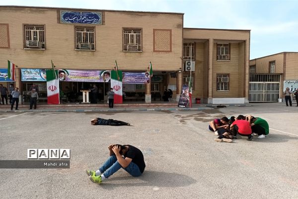 برگزاری مانور پدافند غیرعامل در دبیرستان شاهد امام جواد (ع) بهبهان