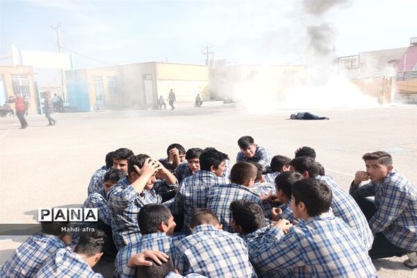 برگزاری مانور پدافند غیرعامل در دبیرستان شاهد امام جواد (ع) بهبهان