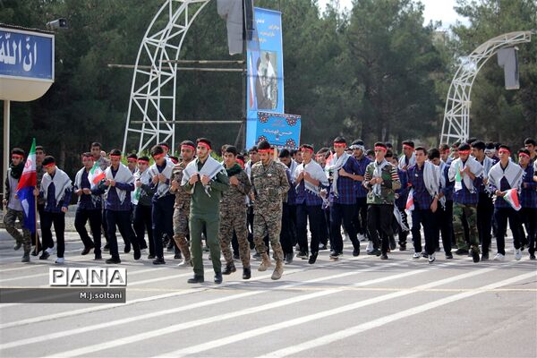صبحگاه مشترک ۳۰۰۰ دانش‌آموزان در دانشکده امیرالمومنین (ع) اصفهان