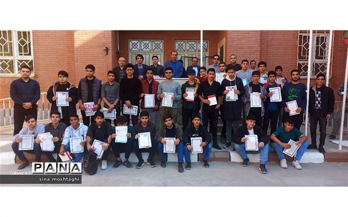 مراسم تقدیر از هنرجویان برتر هنرستان نمونه امام خمینی شهرستان بجنورد