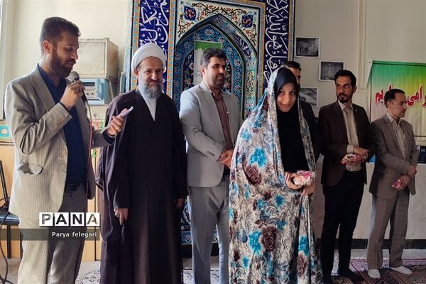 برگزاری نماز جماعت در مدرسه سوده حمدانی شهرستان قرچک