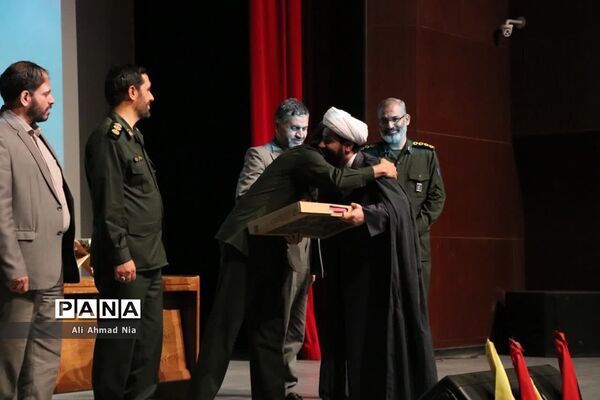 همایش تقدیر از فرماندهان پیشگام بسیج دانش‌آموزی استان قم