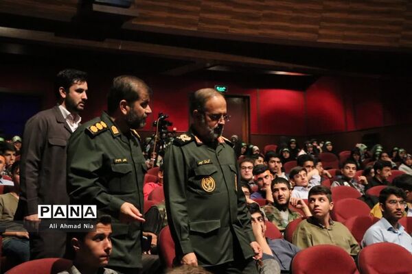 همایش تقدیر از فرماندهان پیشگام بسیج دانش‌آموزی استان قم