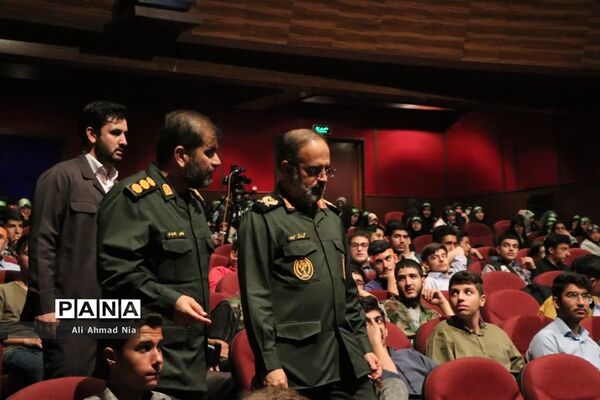 همایش تقدیر از فرماندهان پیشگام بسیج دانش‌آموزی استان قم