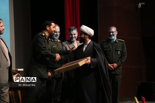 همایش تقدیر از فرماندهان پیشگام بسیج دانش‌آموزی استان قم