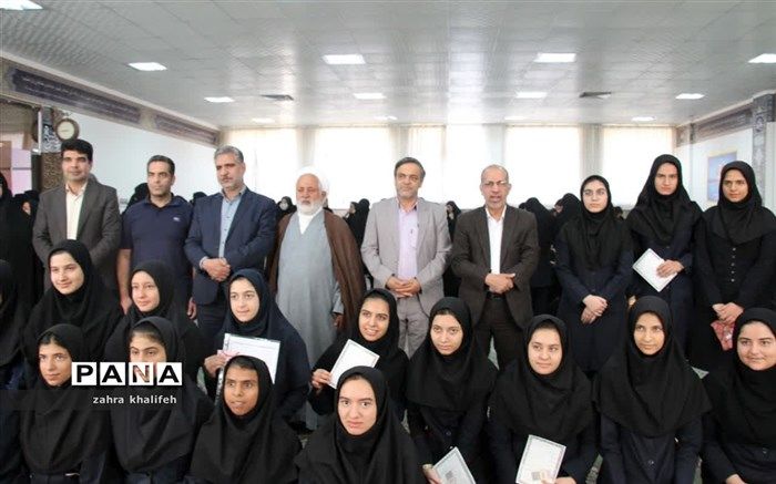 مراسم تقدیر از دانش‌آموزان جشنواره‌های ورزشی در شهرستان میبد/ فیلم