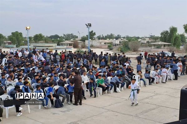همایش بزرگ پیاده‌روی دانش‌آموزی در پایگاه دریایی بوشهر