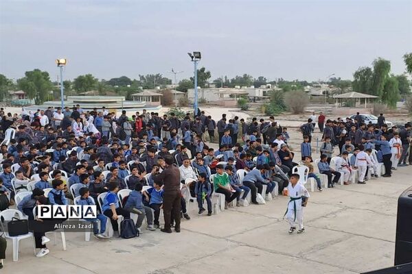 همایش بزرگ پیاده‌روی دانش‌آموزی در پایگاه دریایی بوشهر