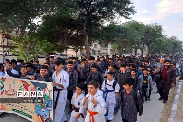 همایش بزرگ پیاده‌روی دانش‌آموزی در پایگاه دریایی بوشهر