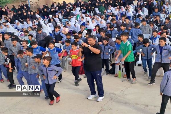 همایش بزرگ پیاده‌روی دانش‌آموزی در پایگاه دریایی بوشهر