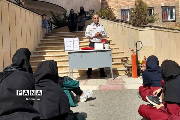 اجرای مانور آموزشی پدافند غیرعامل در دبیرستان دخترانه سردار شهید سلیمانی شهرستان فیروزکوه