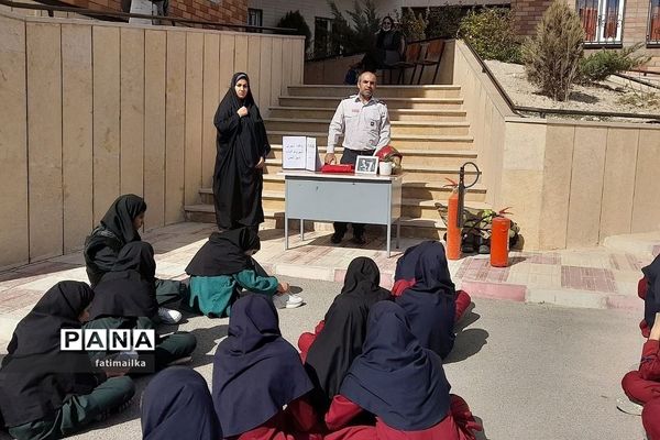 اجرای مانور آموزشی پدافند غیرعامل در دبیرستان دخترانه سردار شهید سلیمانی شهرستان فیروزکوه