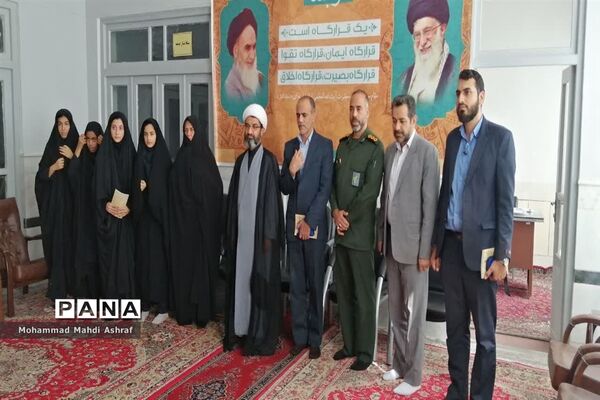 دیدار صمیمانه فرماندهان واحدهای دانش‌آموزی با امام جمعه نایین