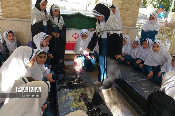 غبارروبی مزار شهدای رودهن توسط دانش‌آموزان دبستان حضرت زهرا(س)‌یک رودهن