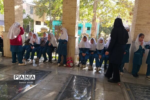 غبارروبی مزار شهدای رودهن توسط دانش‌آموزان دبستان حضرت زهرا(س)‌یک رودهن