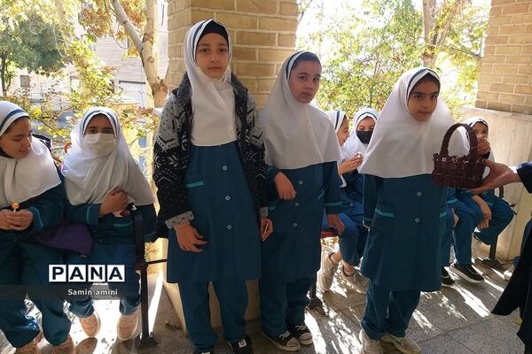 غبارروبی مزار شهدای رودهن توسط دانش‌آموزان دبستان حضرت زهرا(س)‌یک رودهن