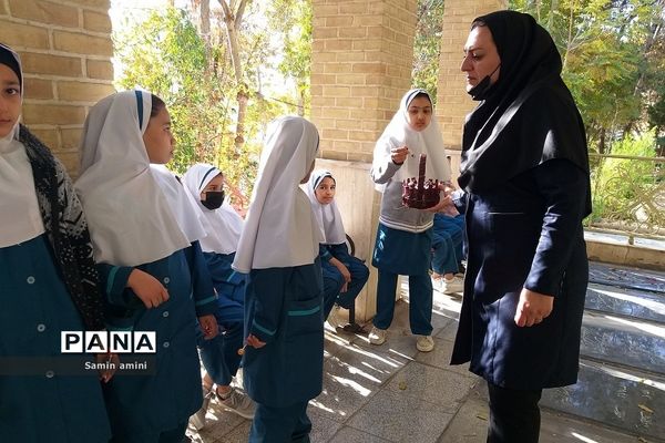 غبارروبی مزار شهدای رودهن توسط دانش‌آموزان دبستان حضرت زهرا(س)‌یک رودهن