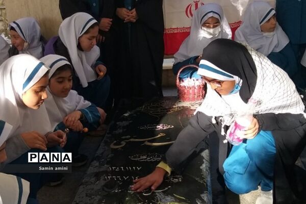غبارروبی مزار شهدای رودهن توسط دانش‌آموزان دبستان حضرت زهرا(س)‌یک رودهن