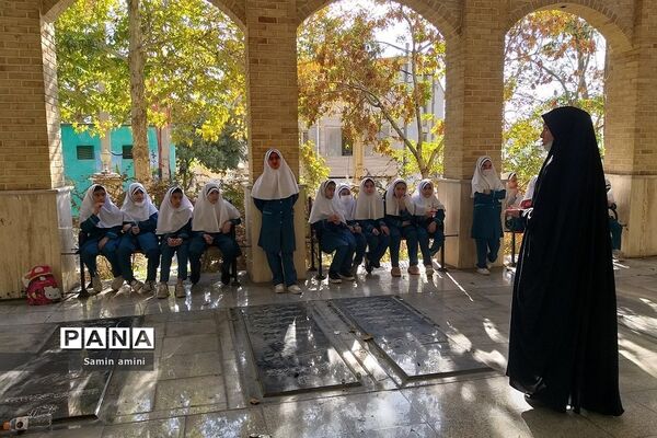 غبارروبی مزار شهدای رودهن توسط دانش‌آموزان دبستان حضرت زهرا(س)‌یک رودهن