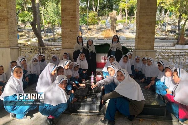 غبارروبی مزار شهدای رودهن توسط دانش‌آموزان دبستان حضرت زهرا(س)‌یک رودهن