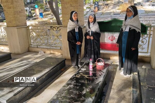 غبارروبی مزار شهدای رودهن توسط دانش‌آموزان دبستان حضرت زهرا(س)‌یک رودهن