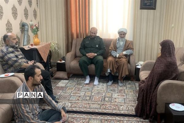دیدار با خانواده‌‌ی شهدای دانش‌آموز در قرچک