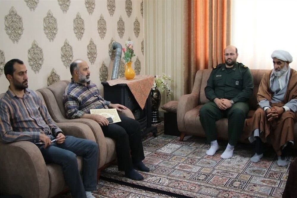دیدار با خانواده‌‌ی شهدای دانش‌آموز در قرچک