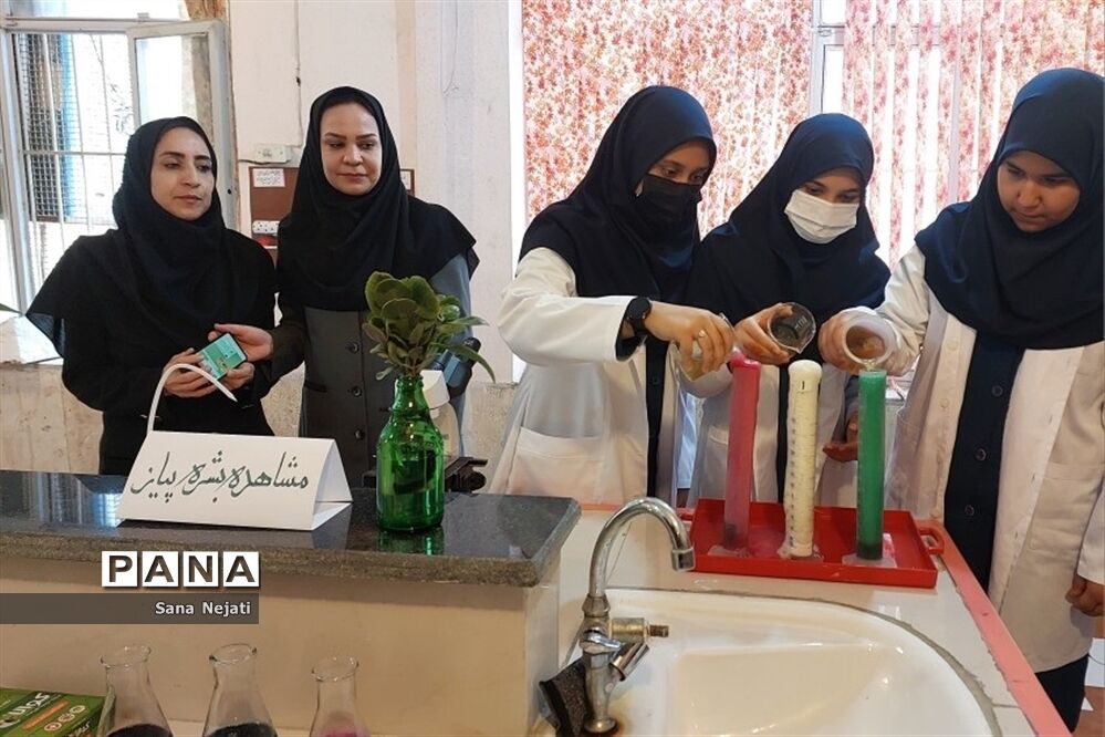 گرامیداشت هفته ملی آزمایشگاه در دبیرستان شاهد فیض ناحیه 3 شیراز