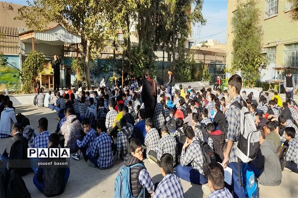 گرامیداشت هفته بسیج دانش‌آموزی در دبیرستان صالحی زاده