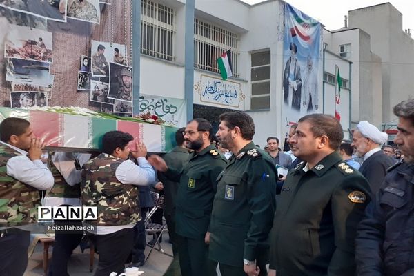 تشییع پیکر شهید گمنام توسط دانش‌آموزان منطقه ۱۳