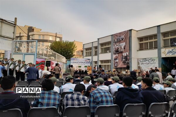 تشییع پیکر شهید گمنام توسط دانش‌آموزان منطقه ۱۳