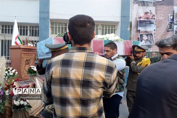 تشییع پیکر شهید گمنام توسط دانش‌آموزان منطقه ۱۳