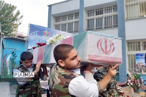 تشییع پیکر شهید گمنام توسط دانش‌آموزان منطقه ۱۳