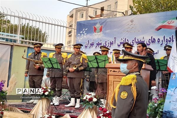 تشییع پیکر شهید گمنام توسط دانش‌آموزان منطقه ۱۳