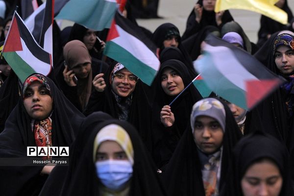 همایش دانش‌آموزی در مصلی بزرگ امام خمینی(ره) قبل از دیدار با مقام معظم رهبری