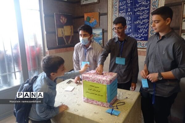 انتخابات پرشور شورای دانش‌آموزی در دبیرستان استعدادهای درخشان شهید بهشتی رودهن