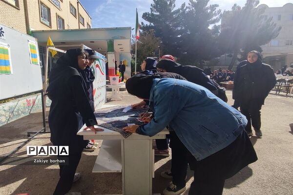 انتخابات شورای دانش‌آموزی در دبیرستان فرزانگان دوره دوم