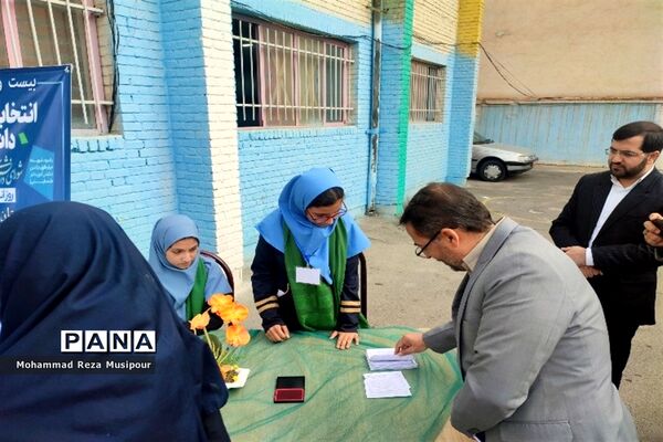 برگزاری انتخابات شورای دانش‌آموزی دبیرستان عطیه 2 ملارد