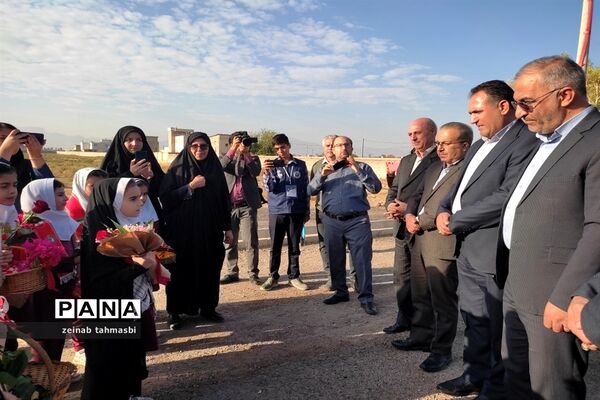 استقبال دانش‌آموزان و فرهنگیان شهرستان سروستان از مدیرکل آموزش و پرورش استان فارس