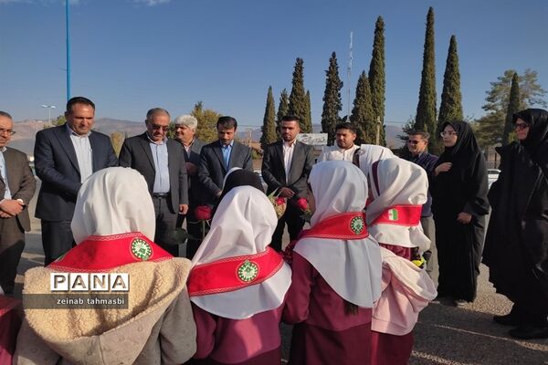 استقبال دانش‌آموزان و فرهنگیان شهرستان سروستان از مدیرکل آموزش و پرورش استان فارس