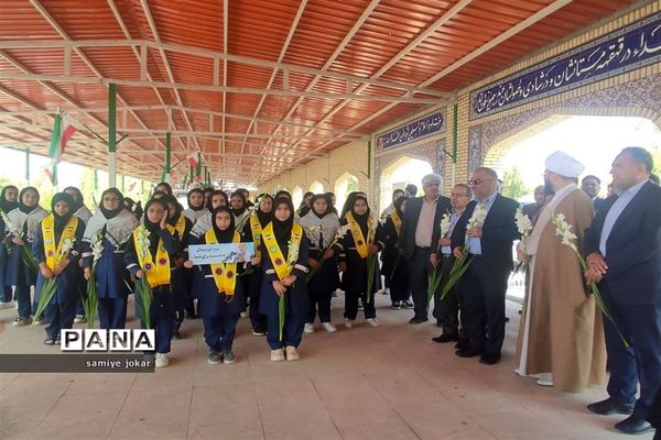 حضور مدیرکل آموزش و پرورش استان فارس در گلزار شهدای سروستان و ادای احترام به شهدای دانش‌آموز