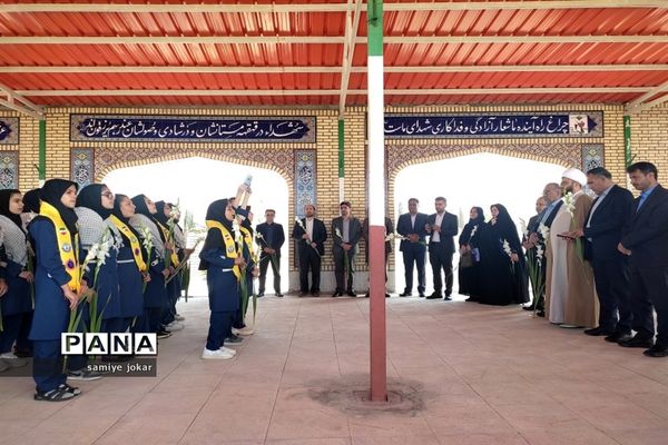 حضور مدیرکل آموزش و پرورش استان فارس در گلزار شهدای سروستان و ادای احترام به شهدای دانش‌آموز