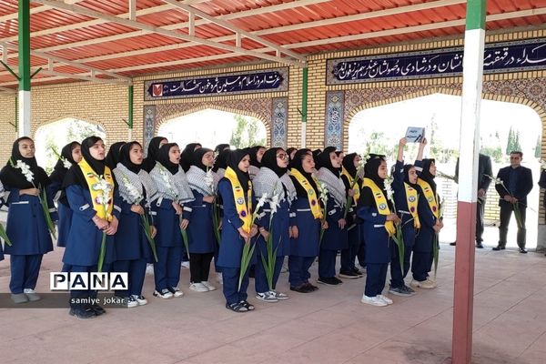 حضور مدیرکل آموزش و پرورش استان فارس در گلزار شهدای سروستان و ادای احترام به شهدای دانش‌آموز