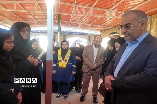 حضور مدیرکل آموزش و پرورش استان فارس در گلزار شهدای سروستان و ادای احترام به شهدای دانش‌آموز