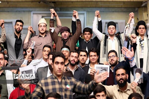 دیدار هزاران نفر از دانش‌آموزان و دانشجویان با مقام معظم رهبری