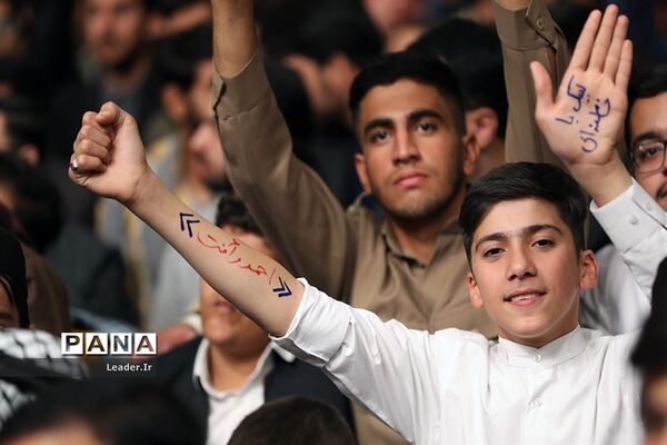 دیدار هزاران نفر از دانش‌آموزان و دانشجویان با مقام معظم رهبری