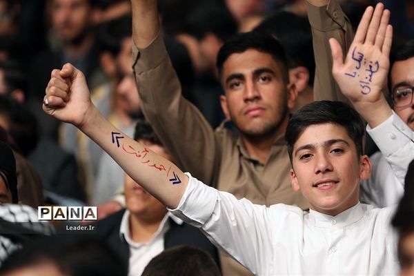 دیدار هزاران نفر از دانش‌آموزان و دانشجویان با مقام معظم رهبری
