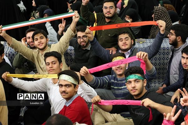 دیدار هزاران نفر از دانش‌آموزان و دانشجویان با مقام معظم رهبری